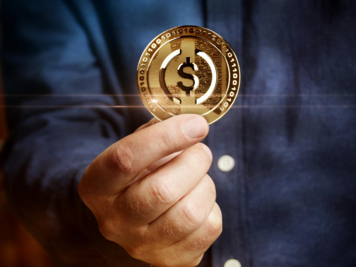 穩定幣創世紀！用它買咖啡、繳學費已成真，國際貿易零秒收帳，卻是銀行、央行空前挑戰